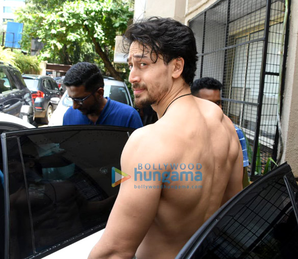 photos tiger shroff spotted at a dance class in andheri 4
