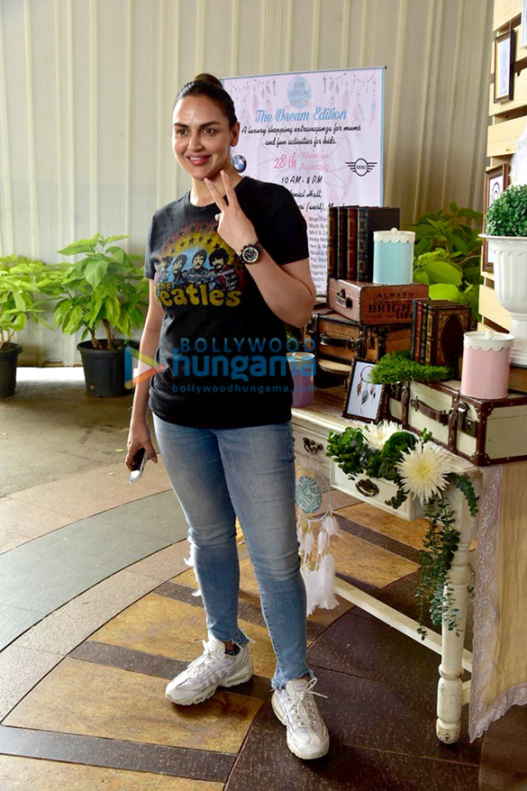 photos twinkle khanna esha deol bhavna pandey snapped attending the dream edition exibition 5