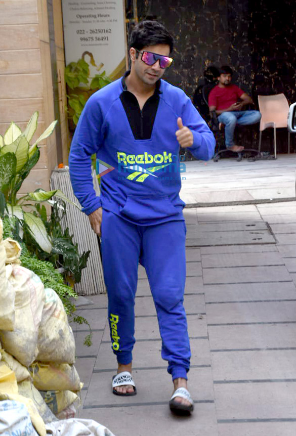 photos varun dhawan snapped at his office in juhu 4