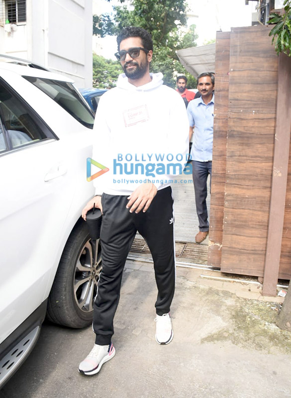 photos vicky kaushal snapped in bandra 1