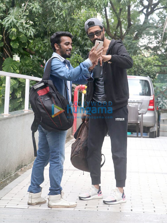 photos vicky kaushal snapped in bandra 2 2