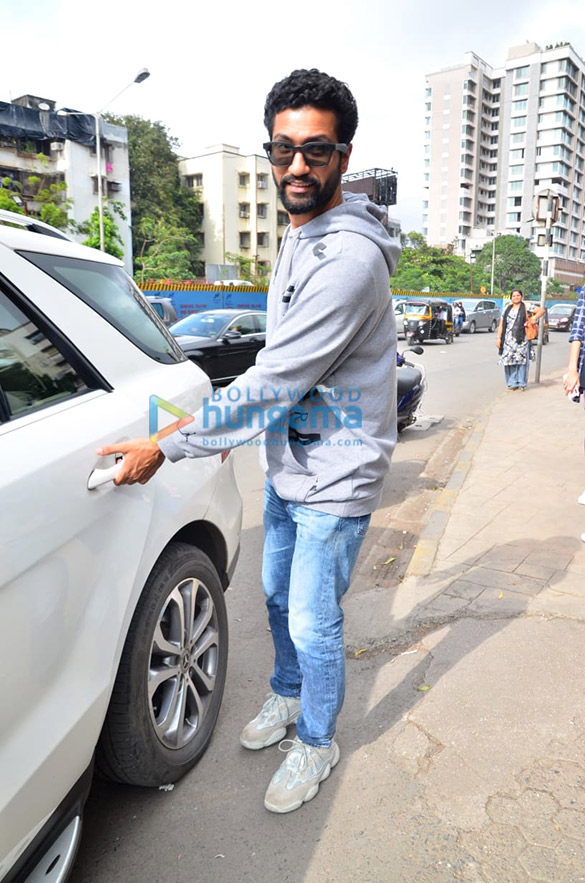 photos vicky kaushal snapped in juhu 2