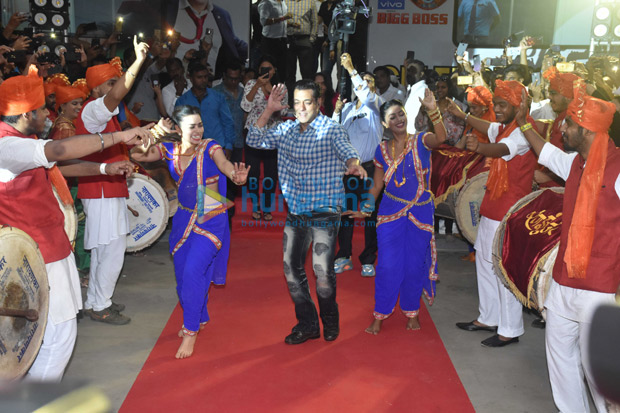 Bigg Boss 13 Salman Khan takes a metro ride, reveals the finale will be in 4 weeks Bigg Boss 13 Salman Khan takes a metro ride, reveals the finale will be in 4 weeks