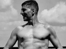 “Don’t be a product of a product,” says Akshay Kumar as he posts a shirtless picture of himself