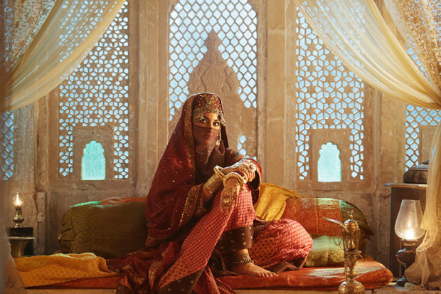 Laal Kaptaan: Sonakshi Sinha's first look of her mysterious role in Saif Ali Khan is intriguing Laal Kaptaan: Sonakshi Sinha's first look of her mysterious role in Saif Ali Khan is intriguing
