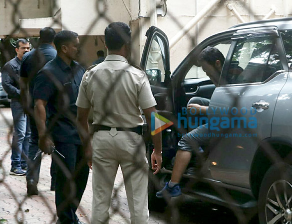 photos aamir khan spotted in bandra 3