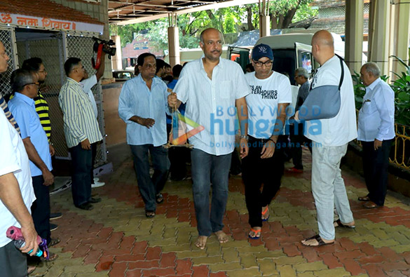 photos celebs attend viju khotes funeral 4