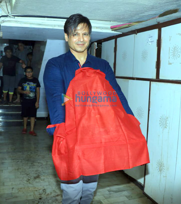 photos celebs snapped bringing home their ganpatis 2