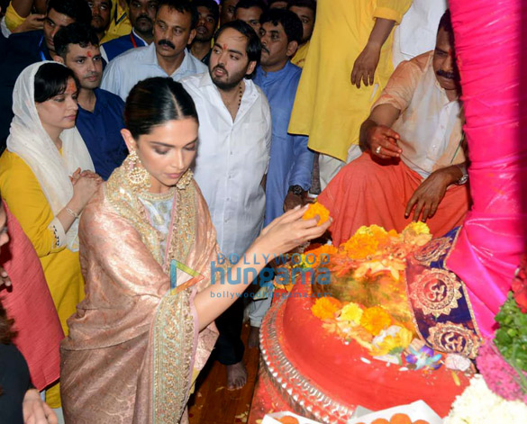 photos deepika padukone snapped at lalbaugcha raja darshan 3