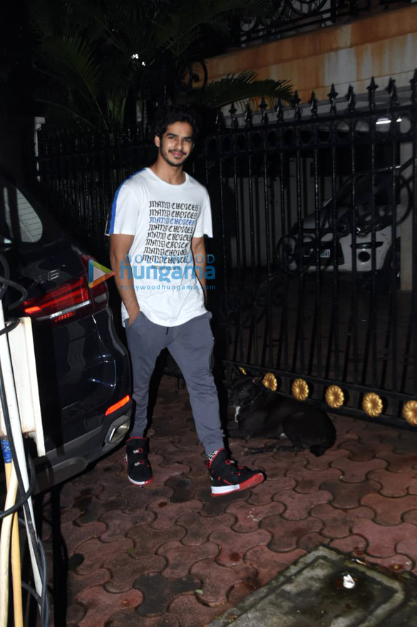 photos ishaan khattar and janhvi kapoor spotted at arjun kapoors house in juhu 3
