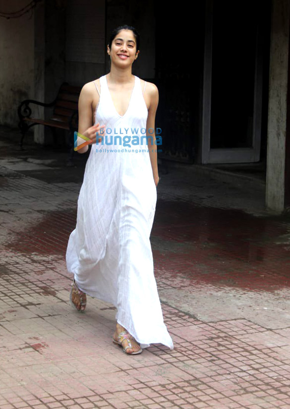 photos janhvi kapoor pooja hegde and namrata purohit spotted at the pilates gym 4