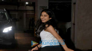 Photos: Janhvi Kapoor snapped in Juhu