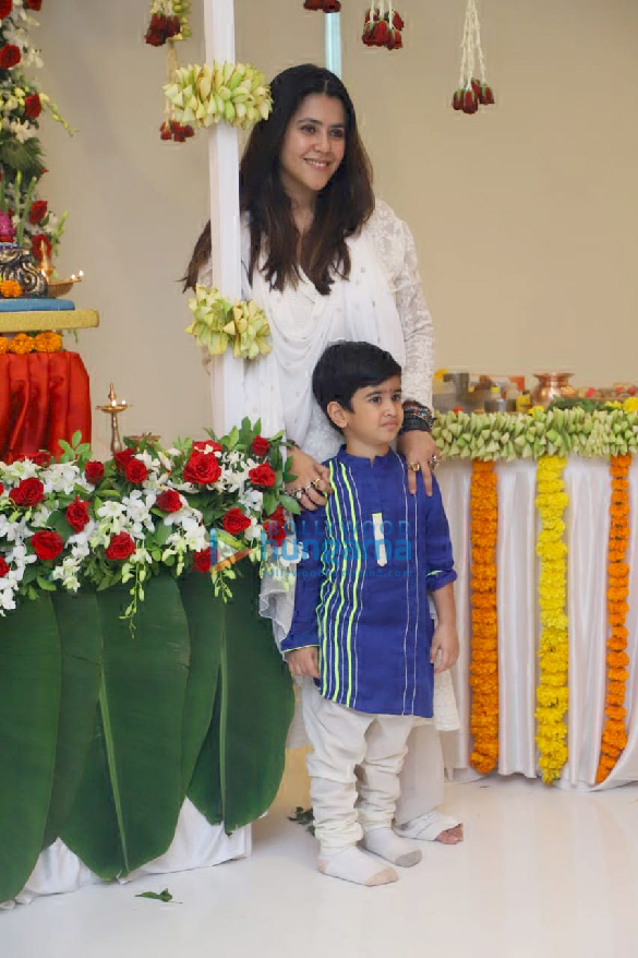 photos jeetendra and tusshar kapoor snapped during ganpati puja at their residence 3