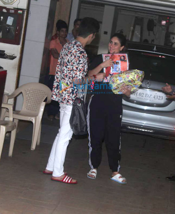 Photos: Kareena Kapoor Khan spotted in Bandra Photos: Kareena Kapoor Khan spotted in Bandra