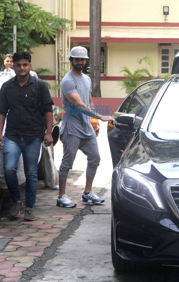 photos kartik aaryan shahid kapoor and others snapped at the gym 3