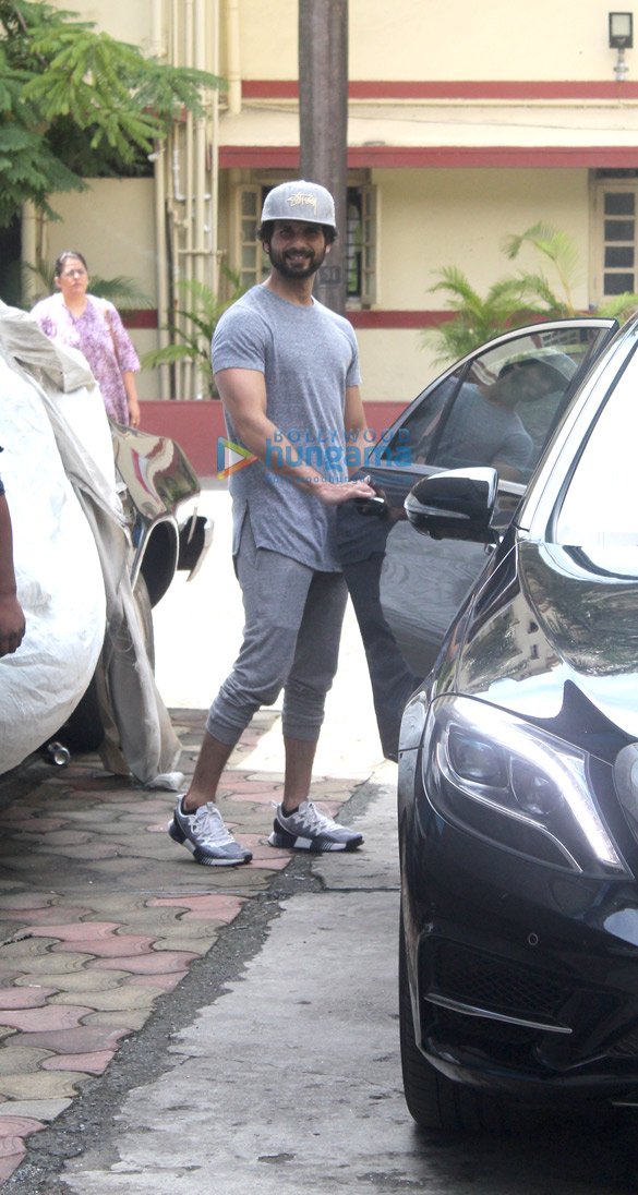 photos kartik aaryan shahid kapoor and others snapped at the gym 4
