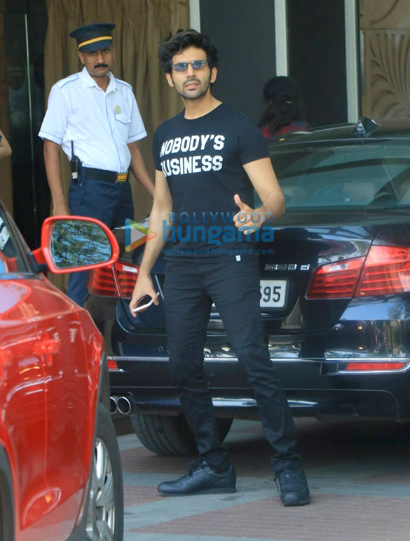 photos kartik aaryan tara sutaria and tiger shroff snapped at novotel in juhu 5