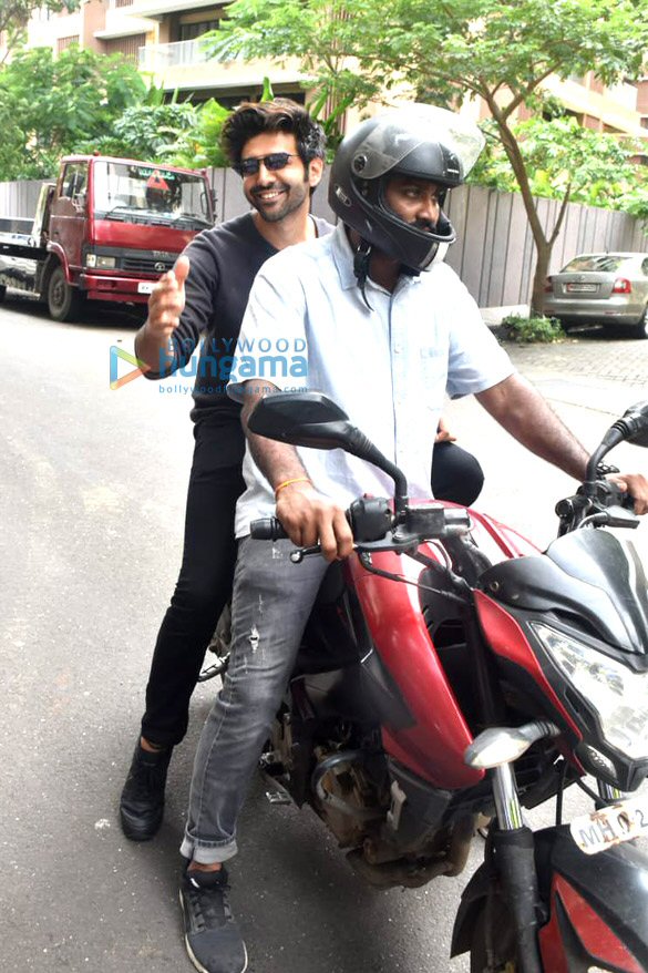 photos kartik aaryan snapped on a bike in juhu 2