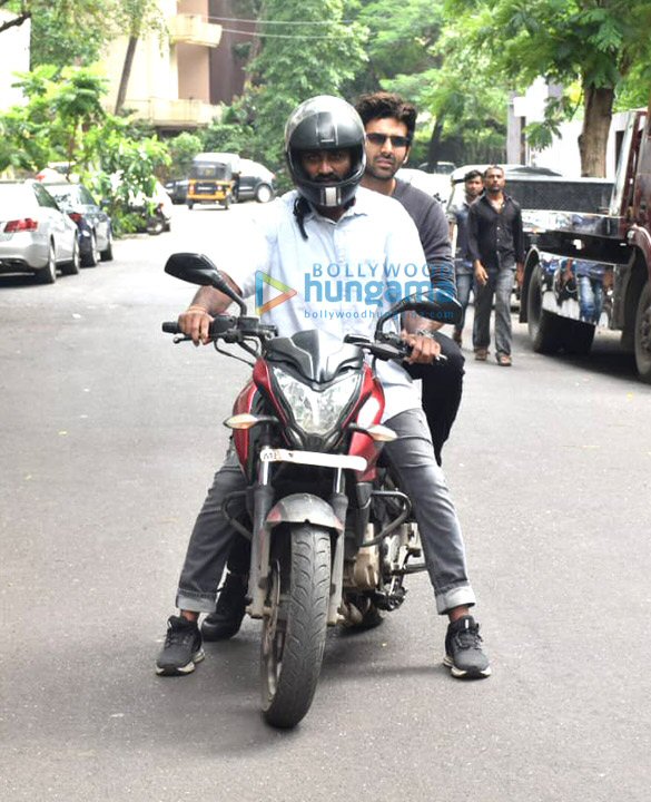 photos kartik aaryan snapped on a bike in juhu 5