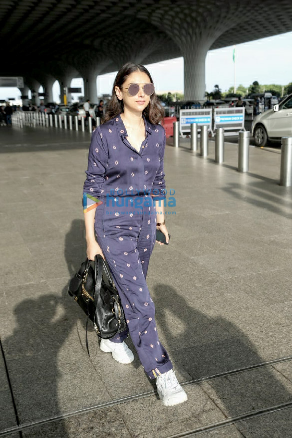 photos kiara advani and aditi rao hydari snapped at the airport 6