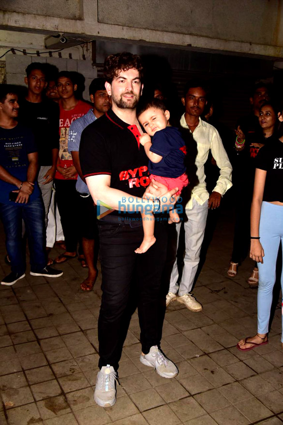 photos neil nitin mukesh snapped with his family during ganpati visarjan 4