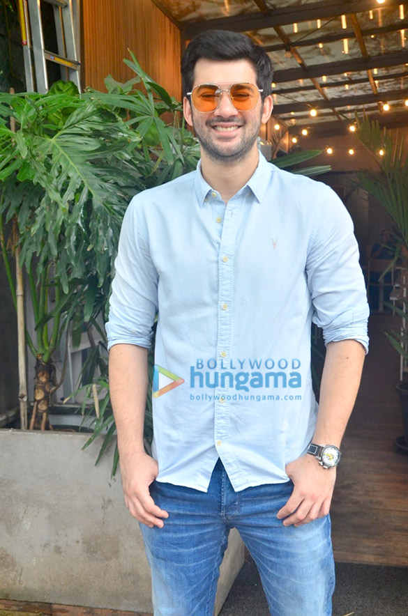photos pal pal dil ke paas stars karan deol and saher bamba snapped at kitchen garden juhu 4