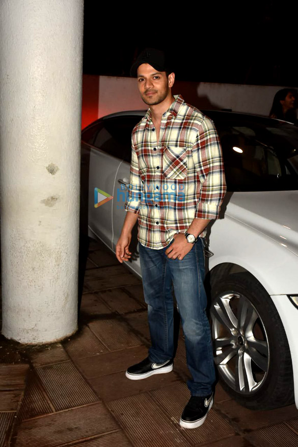 photos pooja hegde nushrat bharucha and sooraj pancholi spotted at manish malhotras residence 6