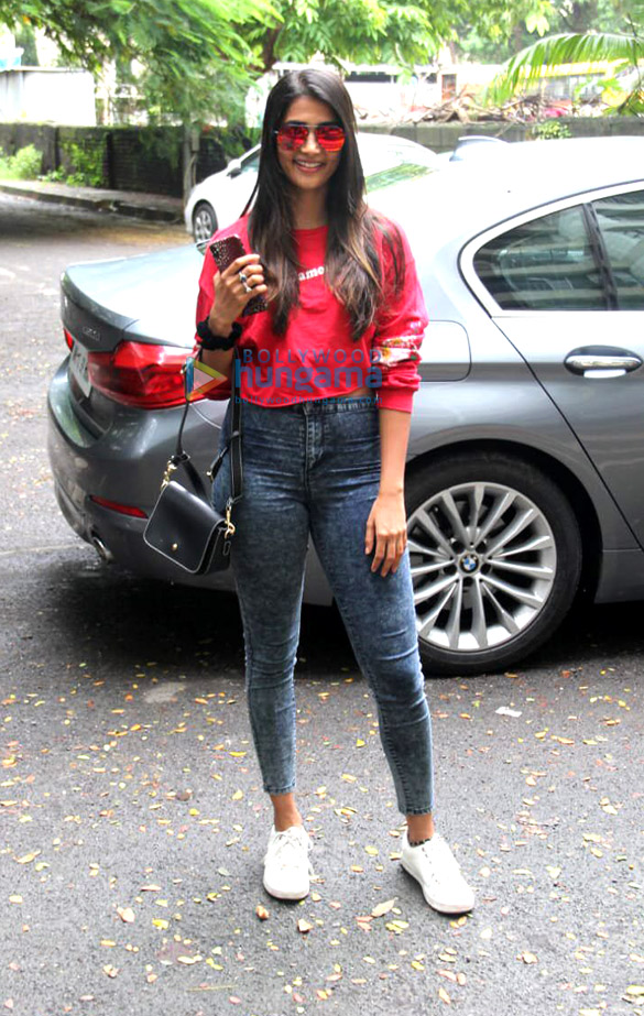 photos pooja hegde spotted in bandra 1 2