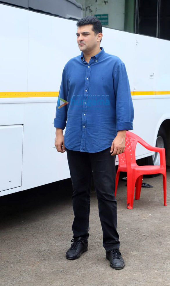 photos priyanka chopra jonas farhan akhtar and other snapped promoting their film the sky is pink 3