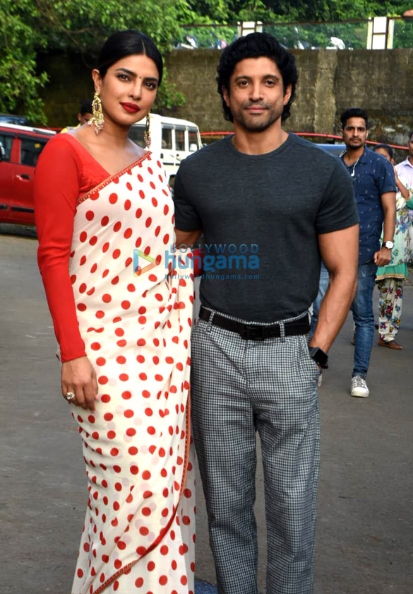 photos priyanka chopra jonas and farhan akhtar snapped promoting their film the sky is pink 6