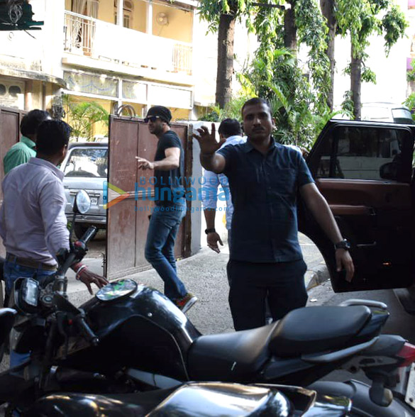 photos ranbir kapoor snapped in bandra 2