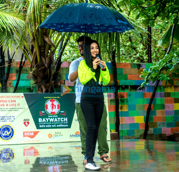 photos raveena tandon and amrita rao snapped participating in a beach cleanup drive 4