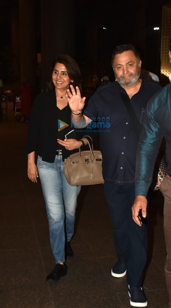 photos rishi kapoor and neetu singh snapped at the airport 5