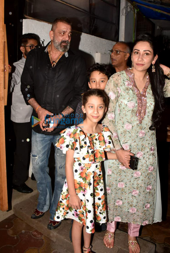 photos sanjay dutt spotted with family at bandra 4