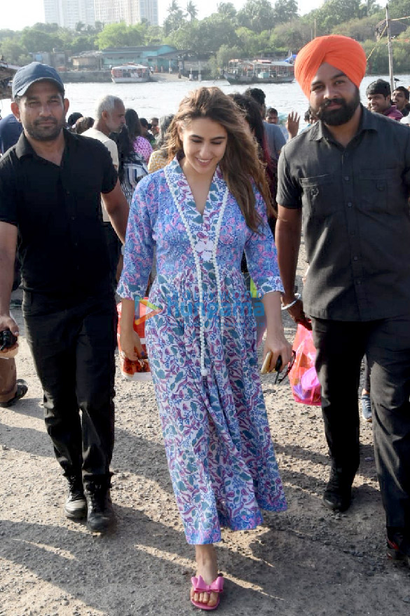 photos sara ali khan snapped at the versova jetty 4