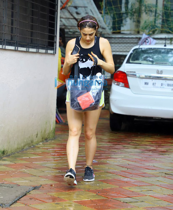 photos sara ali khan spotted at a dance class in juhu 3