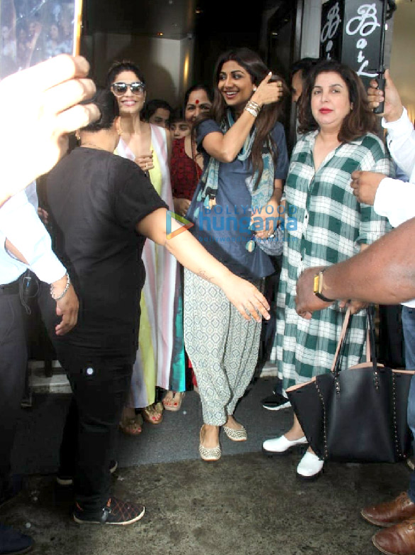 photos shilpa shetty shamita shetty farah khan and siddharth anand snapped with their family at bastian in bandra 1