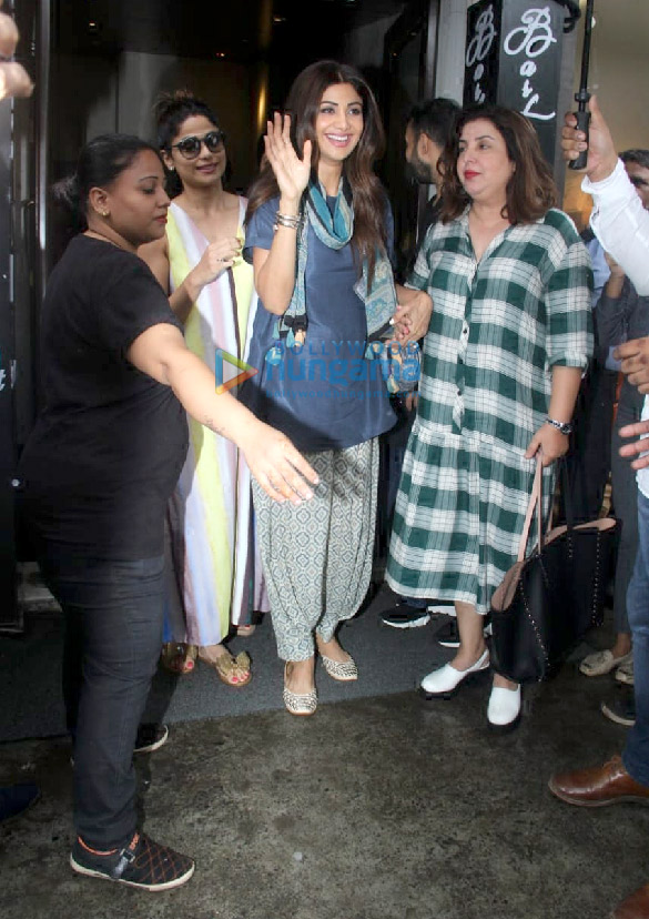 photos shilpa shetty shamita shetty farah khan and siddharth anand snapped with their family at bastian in bandra 3