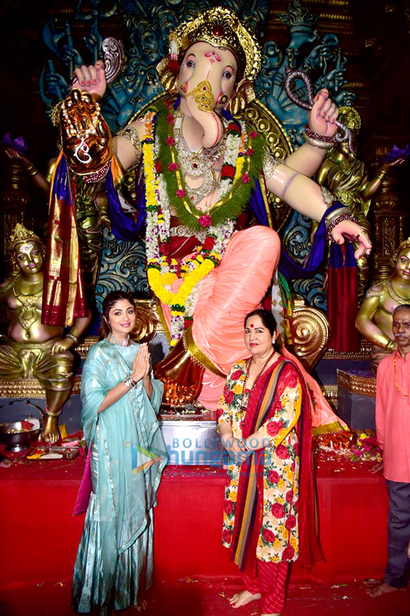 Photos: Shilpa Shetty snapped with mom at Chinchpoklicha Chintamani darshan during Ganesh Chaturthi