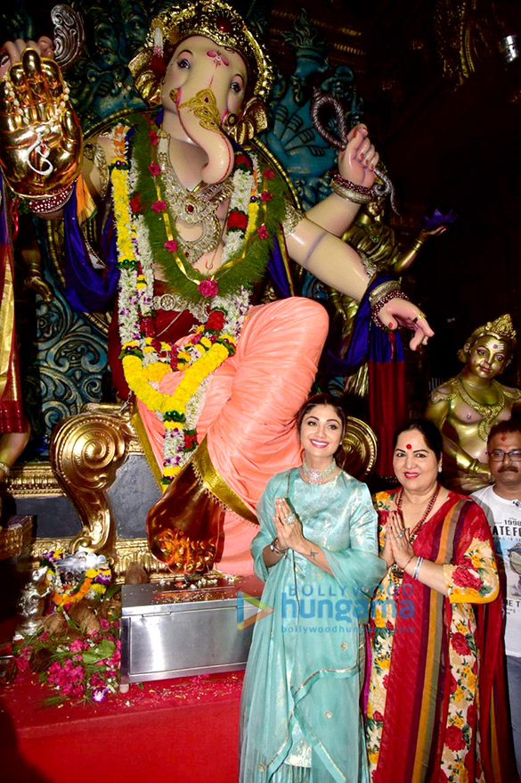 photos shilpa shetty snapped with mom at chinchpoklicha chintamani darshan during ganesh chaturthi 2