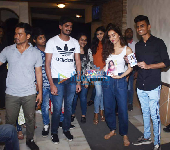 photos shraddha kapoor snapped meeting her fans 5