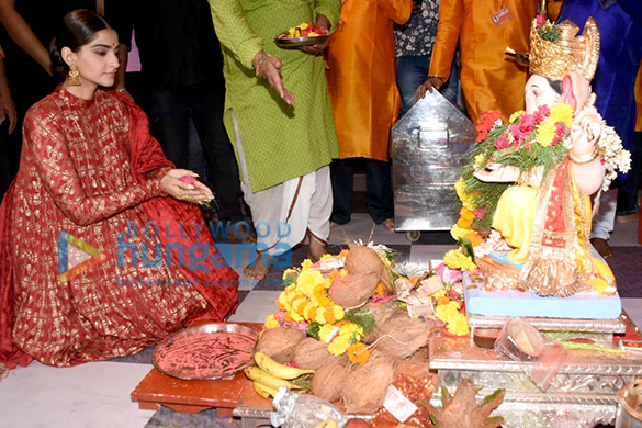 photos sonam kapoor ahuja seeks blessings at andheri cha raja 2