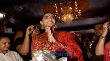 Photos: Sonam Kapoor Ahuja seeks blessings at Andheri Cha Raja