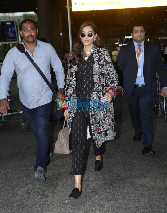photos sonam kapoor ahuja snapped at the airport 3 2