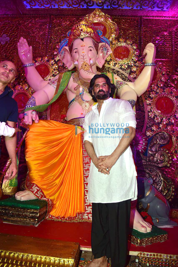 photos suniel shetty seeks ganeshas blessings 2