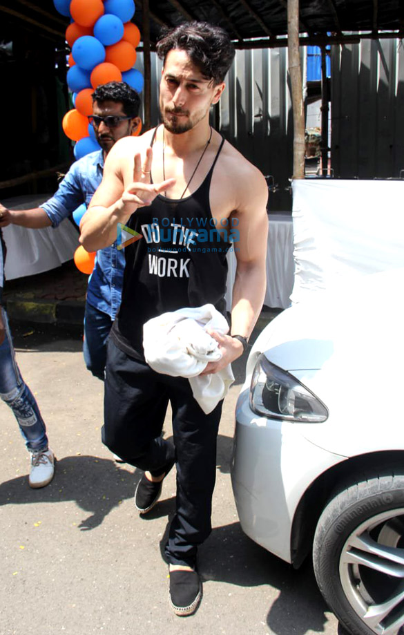 photos tiger shroff spotted at an astrologers house in khar 2