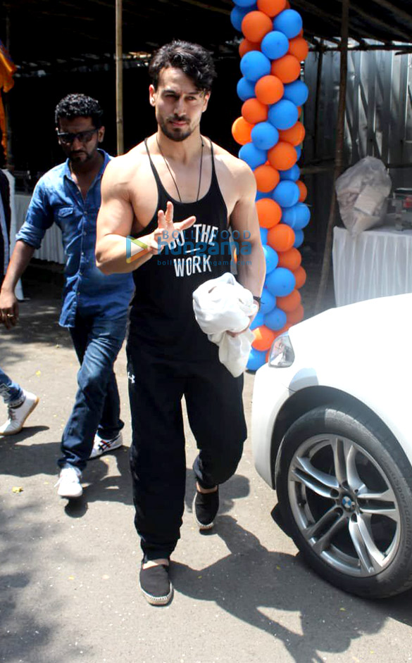 photos tiger shroff spotted at an astrologers house in khar 3