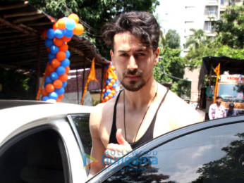 Photos: Tiger Shroff spotted at an astrologer's house in Khar