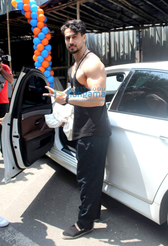 photos tiger shroff spotted at an astrologers house in khar 6