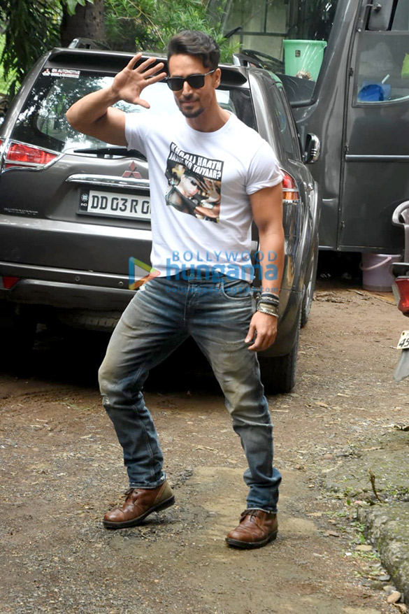 photos tiger shroff spotted during war promotion 3